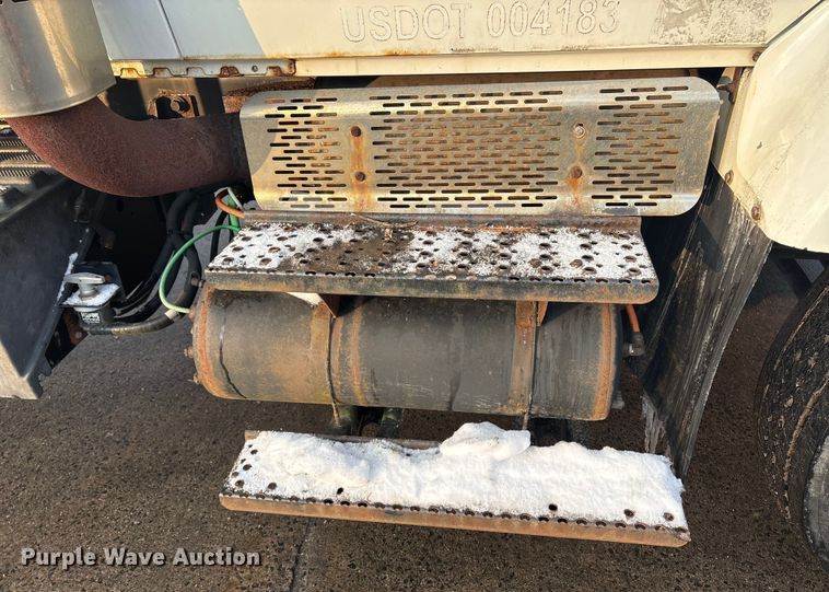 image for item ET8653 2007 International 7400 box truck