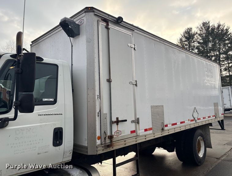 image for item ET8653 2007 International 7400 box truck