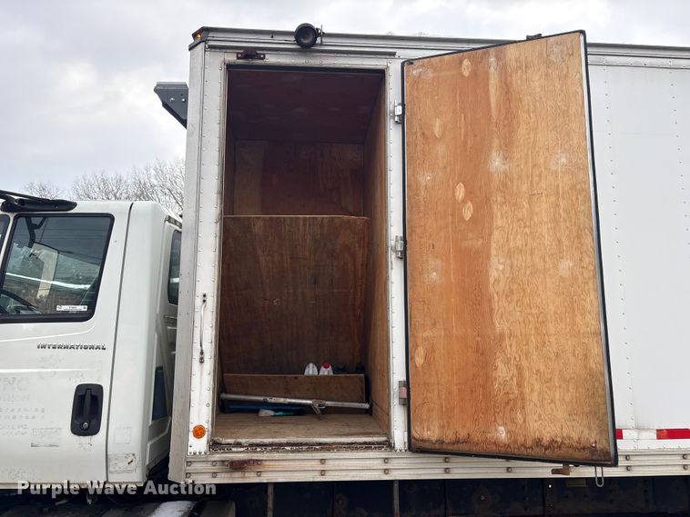 image for item ET8653 2007 International 7400 box truck