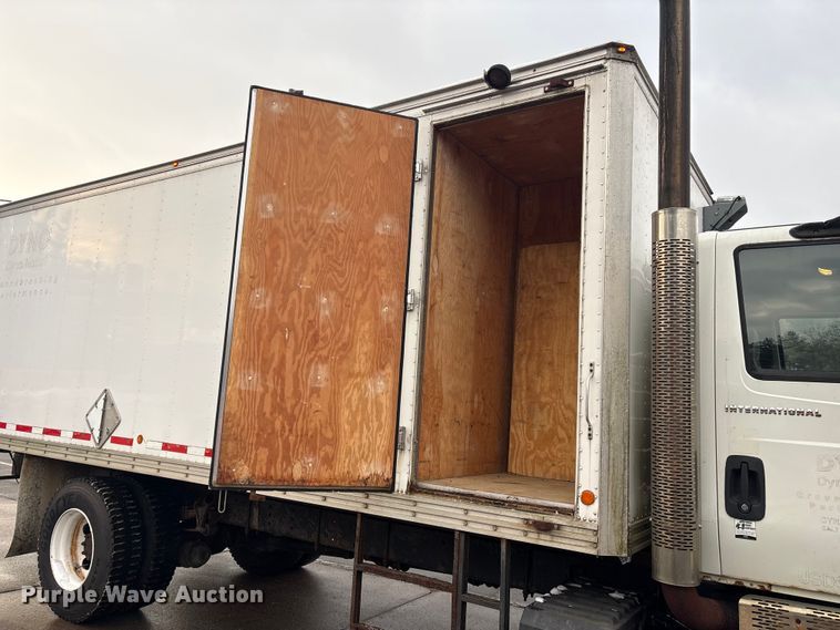 image for item ET8653 2007 International 7400 box truck