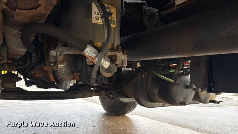 image for item ET8653 2007 International 7400 box truck