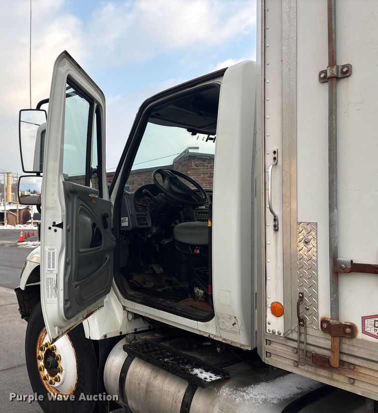 image for item ET8653 2007 International 7400 box truck