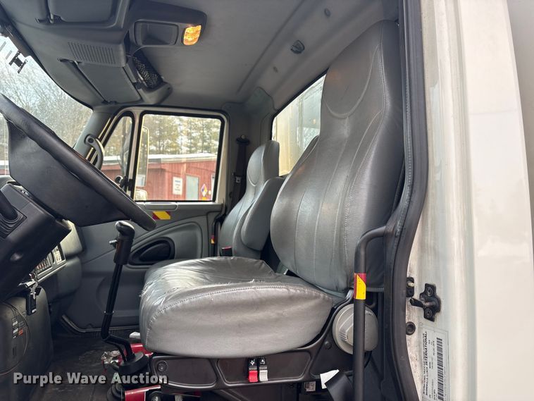 image for item ET8653 2007 International 7400 box truck