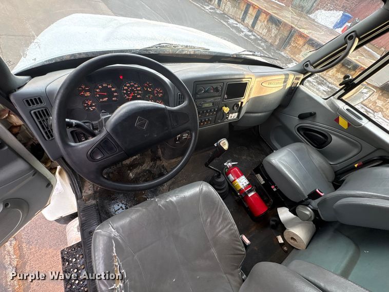 image for item ET8653 2007 International 7400 box truck