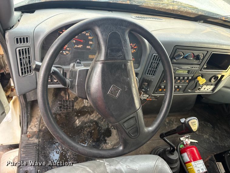 image for item ET8653 2007 International 7400 box truck