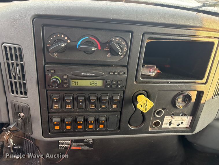 image for item ET8653 2007 International 7400 box truck