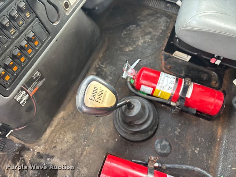 image for item ET8653 2007 International 7400 box truck