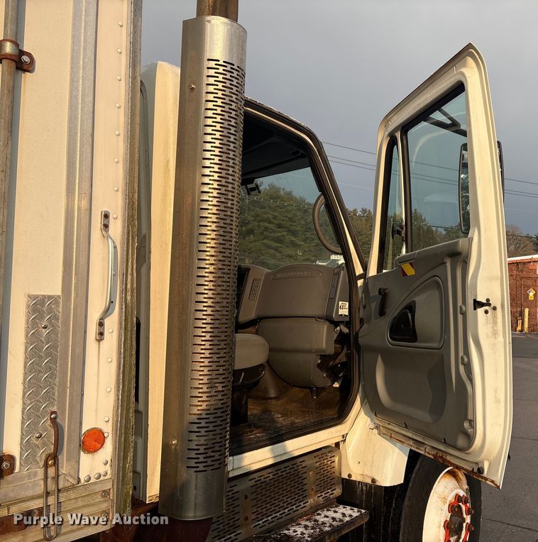 image for item ET8653 2007 International 7400 box truck