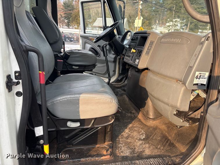 image for item ET8653 2007 International 7400 box truck