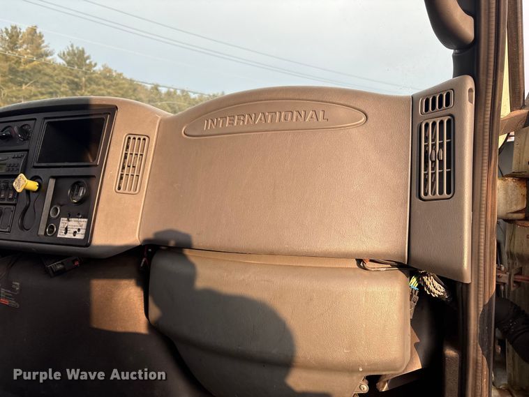 image for item ET8653 2007 International 7400 box truck