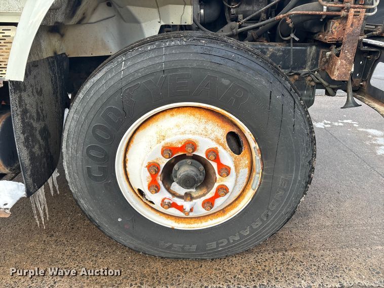 image for item ET8653 2007 International 7400 box truck