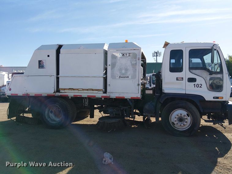 image for item EU2633 2004 GMC T-series street sweeper truck