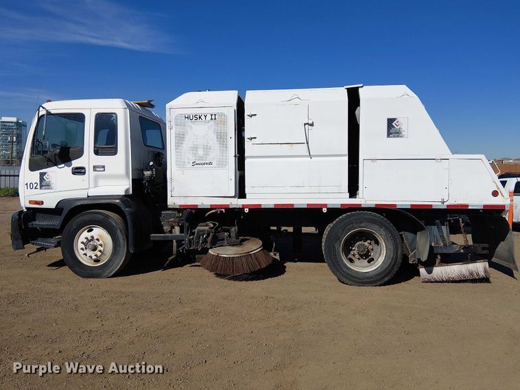 image for item EU2633 2004 GMC T-series street sweeper truck