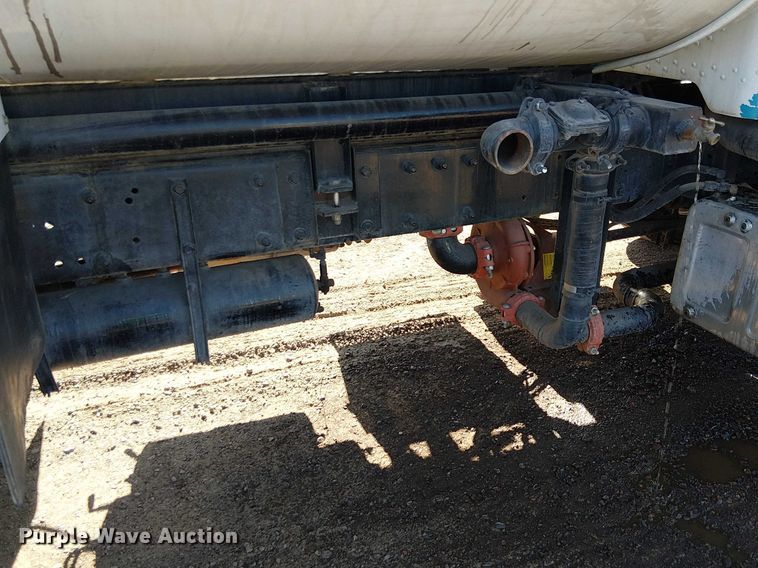 image for item EU2635 1996 Peterbilt 385 water truck