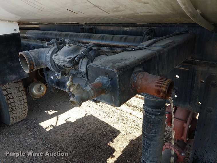 image for item EU2635 1996 Peterbilt 385 water truck