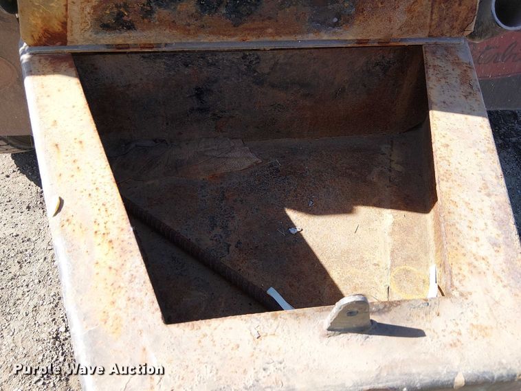 image for item EU2635 1996 Peterbilt 385 water truck