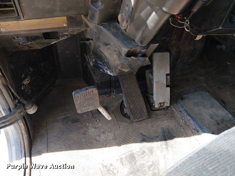 image for item EU2635 1996 Peterbilt 385 water truck