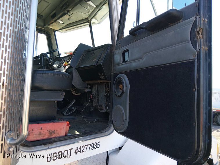 image for item EU2635 1996 Peterbilt 385 water truck