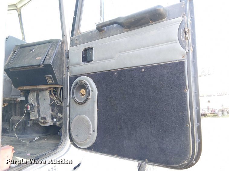 image for item EU2635 1996 Peterbilt 385 water truck