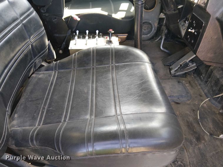 image for item EU2635 1996 Peterbilt 385 water truck