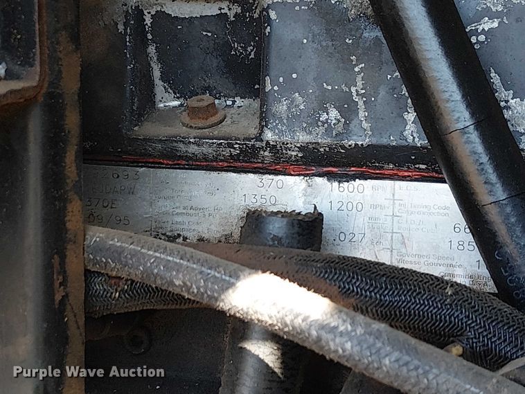 image for item EU2635 1996 Peterbilt 385 water truck