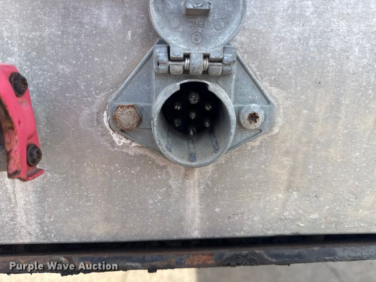 image for item EU4110 2000 Wilson CF-900 flatbed trailer