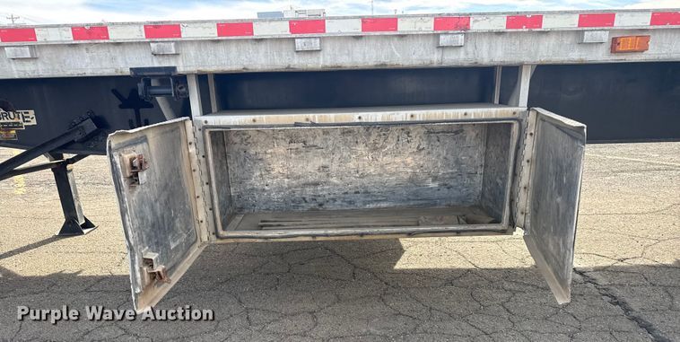 image for item EU4110 2000 Wilson CF-900 flatbed trailer