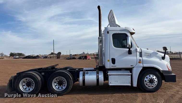 image for item EU4871 2011 Freightliner Cascadia semi truck