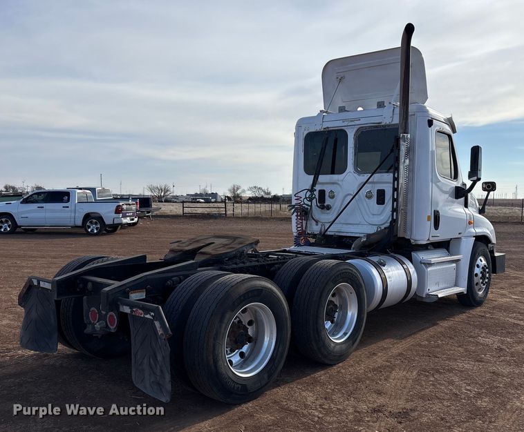 image for item EU4871 2011 Freightliner Cascadia semi truck