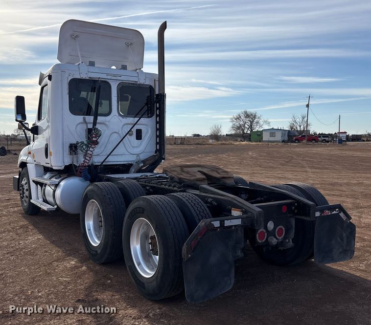 image for item EU4871 2011 Freightliner Cascadia semi truck