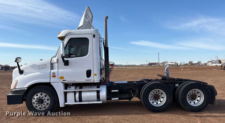 image for item EU4871 2011 Freightliner Cascadia semi truck