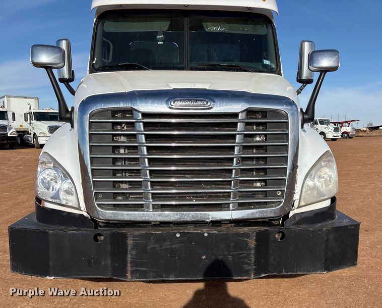 image for item EU4871 2011 Freightliner Cascadia semi truck