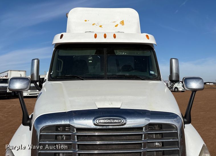 image for item EU4871 2011 Freightliner Cascadia semi truck