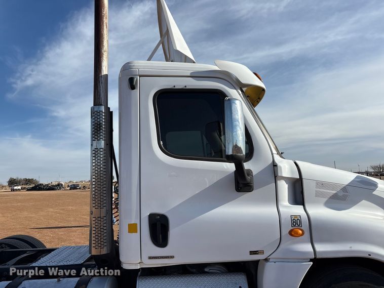 image for item EU4871 2011 Freightliner Cascadia semi truck