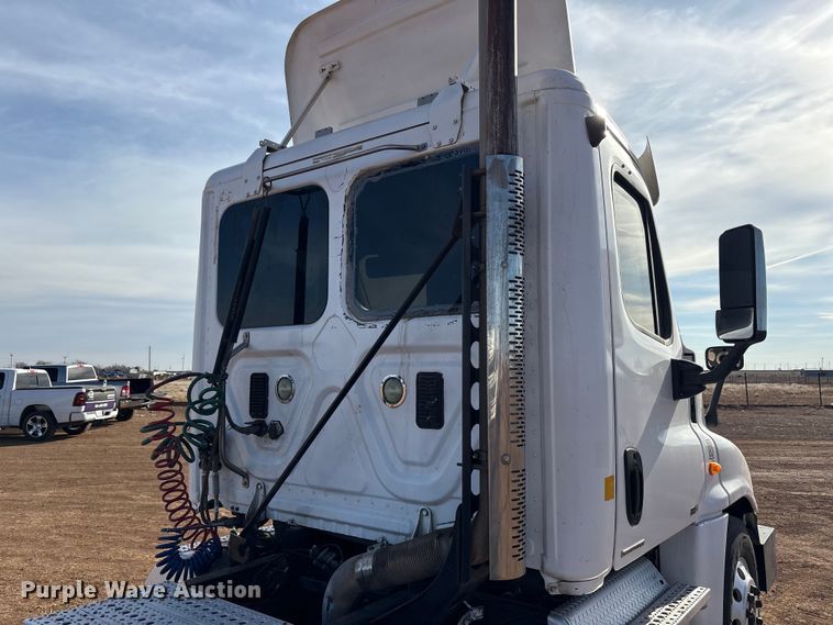 image for item EU4871 2011 Freightliner Cascadia semi truck