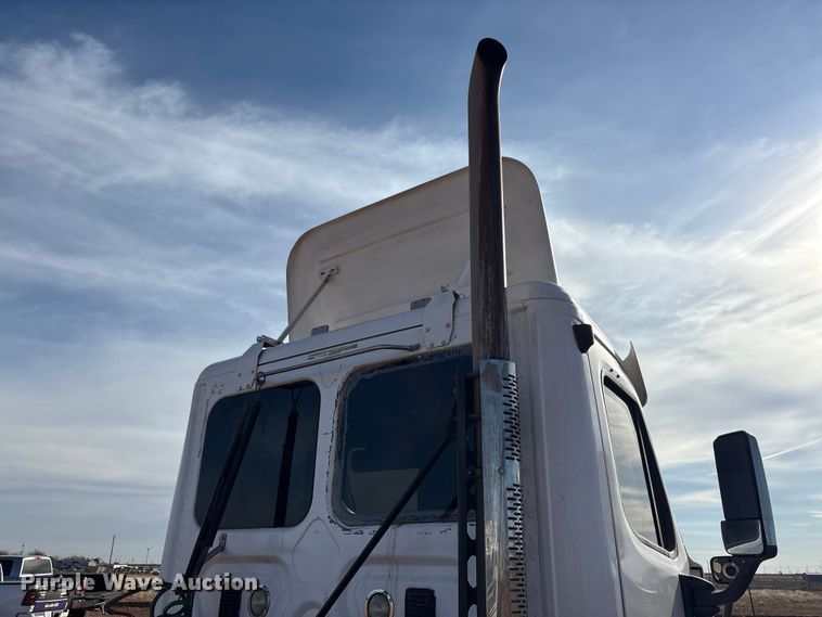 image for item EU4871 2011 Freightliner Cascadia semi truck