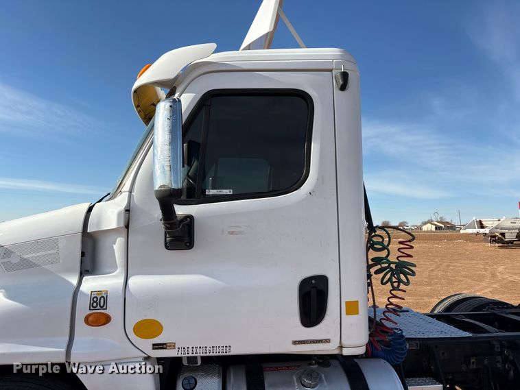 image for item EU4871 2011 Freightliner Cascadia semi truck