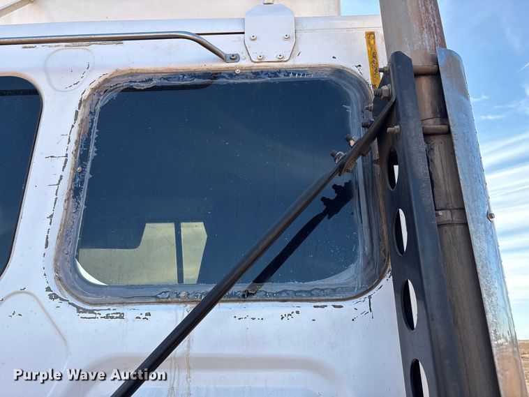 image for item EU4871 2011 Freightliner Cascadia semi truck