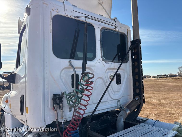 image for item EU4871 2011 Freightliner Cascadia semi truck