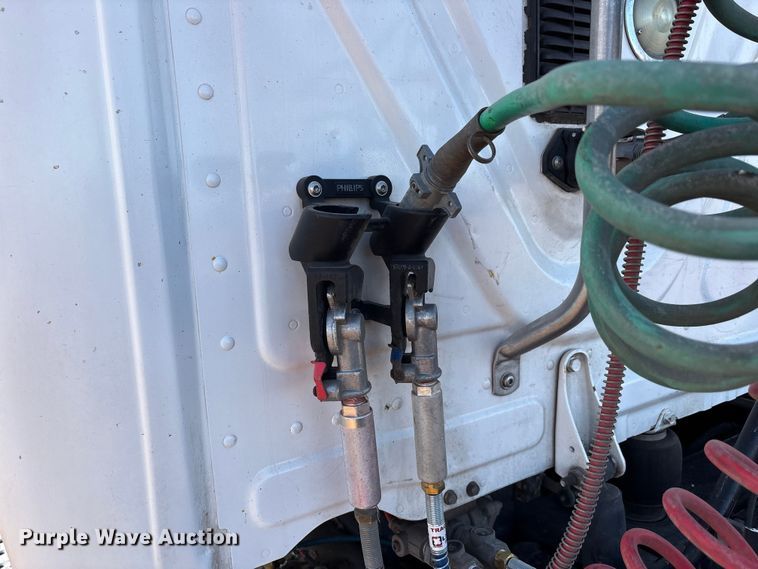 image for item EU4871 2011 Freightliner Cascadia semi truck