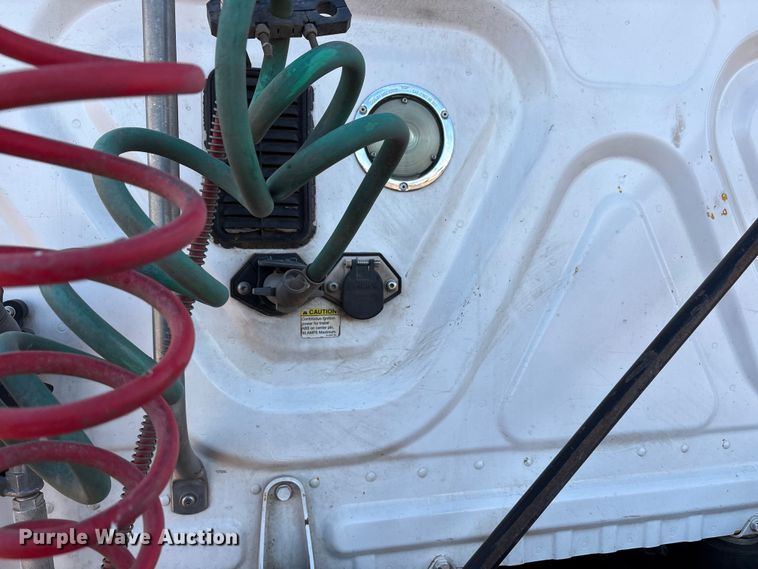 image for item EU4871 2011 Freightliner Cascadia semi truck