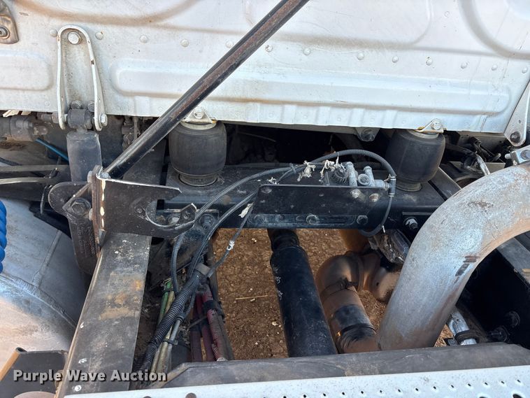 image for item EU4871 2011 Freightliner Cascadia semi truck