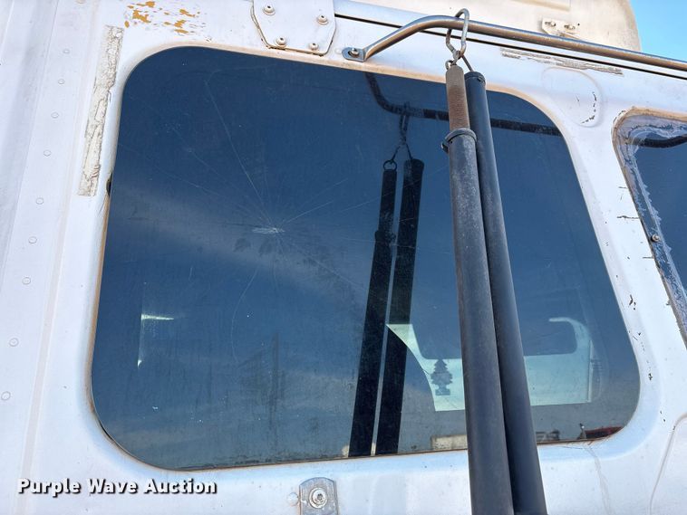 image for item EU4871 2011 Freightliner Cascadia semi truck