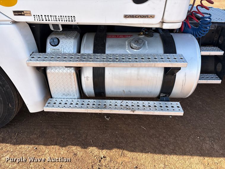 image for item EU4871 2011 Freightliner Cascadia semi truck