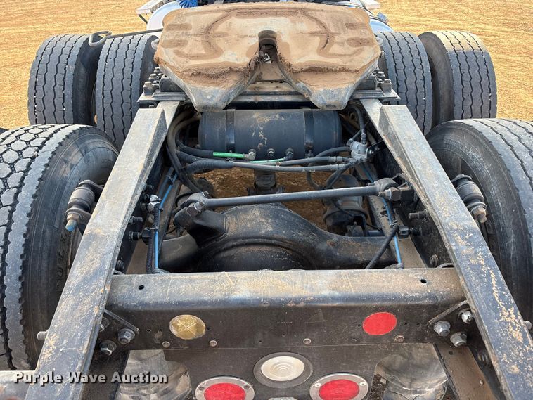 image for item EU4871 2011 Freightliner Cascadia semi truck