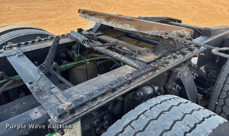 image for item EU4871 2011 Freightliner Cascadia semi truck