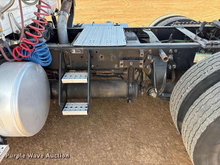 image for item EU4871 2011 Freightliner Cascadia semi truck