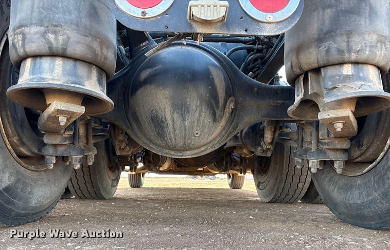 image for item EU4871 2011 Freightliner Cascadia semi truck