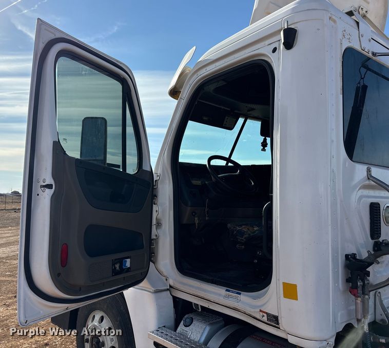 image for item EU4871 2011 Freightliner Cascadia semi truck