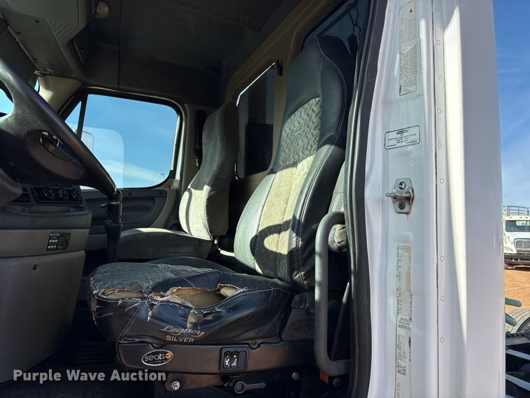 image for item EU4871 2011 Freightliner Cascadia semi truck